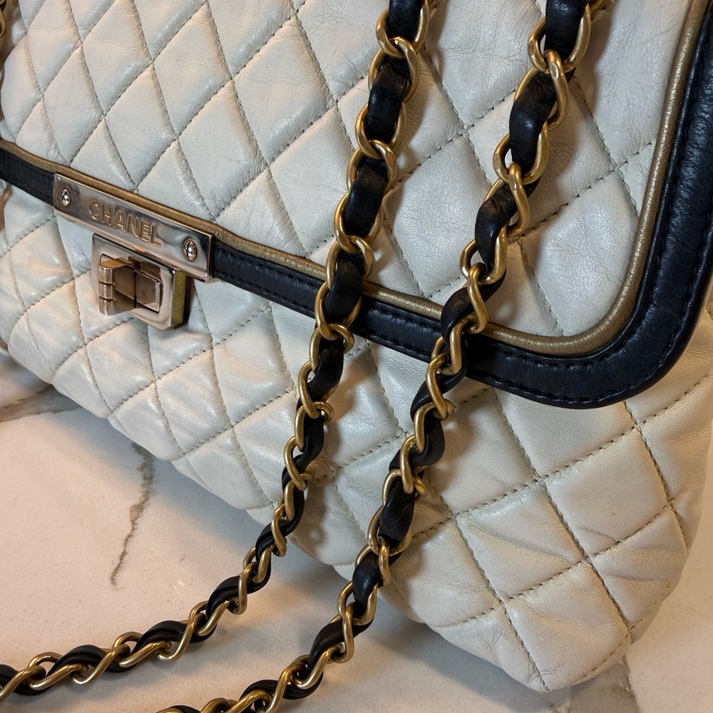 CHANEL Quilted Lambskin White Bag - Picture 9 of 17